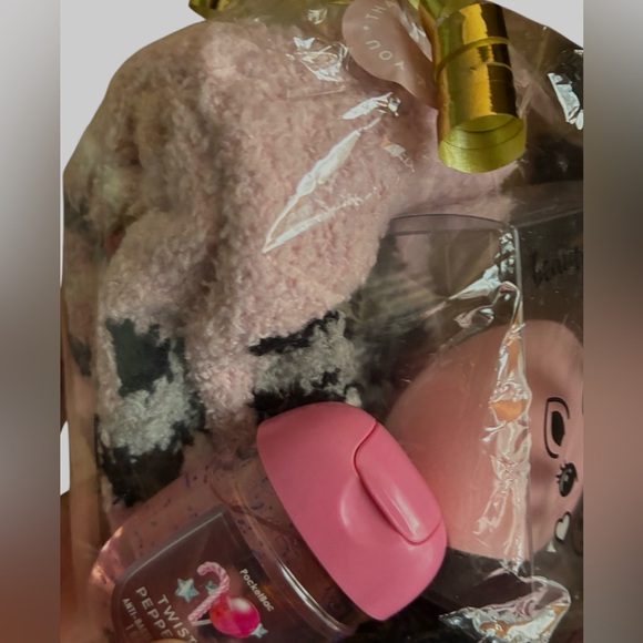 CLINIQUE Bundle Bag - Picture 4 of 9